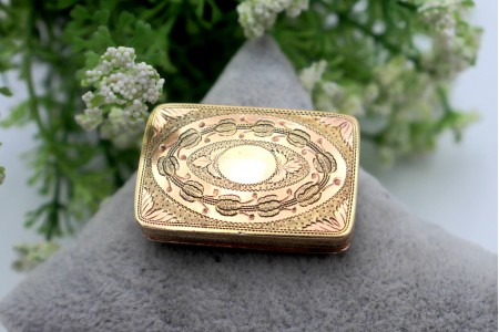 Caixa de vinagrete em ouro com gravados